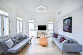 2 BR Bauhaus Chic 2 min to the Beach by HolyGuest